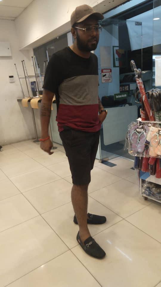 mynewshub's tweet photo. Ajak swafoto lepas tumbuk.. tunggulah polis datang kutip
🇲🇾✍🏾🤳🏼

Kajang: Pekerja sebuah kedai serbaneka di Bandar Rinching di sini, cedera di muka selepas ditumbuk lelaki mabuk kerana menegurnya mengambil payung di dalam premis berkenaan malam tadi.

Bapa mangsa, Shahrul Aminshah Aziz, 40, berkata anak lelakinya yang berusia 17 tahun itu berkerja sambilan di kedai serbaneka itu selepas menamatkan Sijil Pelajaran Malaysia (SPM).

"Ketika kejadian dua lelaki yang mabuk masuk ke premis dan cuba mengambil payung.

"Anak saya menegurnya namun kemudian ditumbuk salah seorang lelaki terbabit. Apa yang menjengkelkan adalah tindakan lelaki terbabit yang mengambil swafoto anak saya selepas ditumbuk," katanya ketika dihubungi, hari ini.

Menurutnya, anaknya kini menerima rawatan di Hospital Kajang akibat kecederaan di bahagian muka.

"Laporan polis sudah dilakukan di Balai Polis Kajang untuk tindakan lanjut, saya mohon mana-mana individu yang mengenali lelaki ini tampil memberikan maklumat kepada polis," katanya.

Sementara itu, Asisten Komisioner Mohd Zaid Hassan ketika dihubungi mengesahkan kejadian dan memaklumkan ianya dalam tindakan pihak polis untuk mengesan suspek.

Artikel⚡Harian Metro