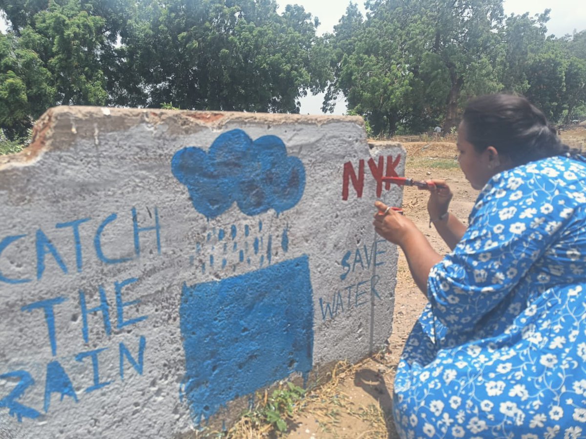 mybharatbharuch's tweet image. Volunteers of the Nehru Yuva Kendra Bharuch organised awareness campaigns by wall writing under Catch the Rain programme.
@YASMinistry
@Nyksindia @nwmgoi @nyksgujarat
#CatchTheRain
#SaveRainWater
#NYKS
#Youth
#Yuva