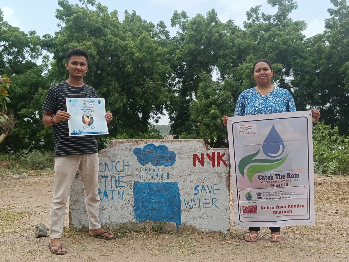 mybharatbharuch's tweet image. Volunteers of the Nehru Yuva Kendra Bharuch organised awareness campaigns by wall writing under Catch the Rain programme.
@YASMinistry
@Nyksindia @nwmgoi @nyksgujarat
#CatchTheRain
#SaveRainWater
#NYKS
#Youth
#Yuva