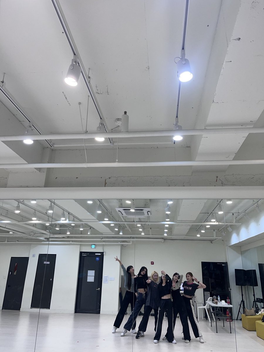 Refarlion's tweet photo. Miss Everglow OT6 pics 🥹❤️❤️ https://t.co/O2y4hHW2mv