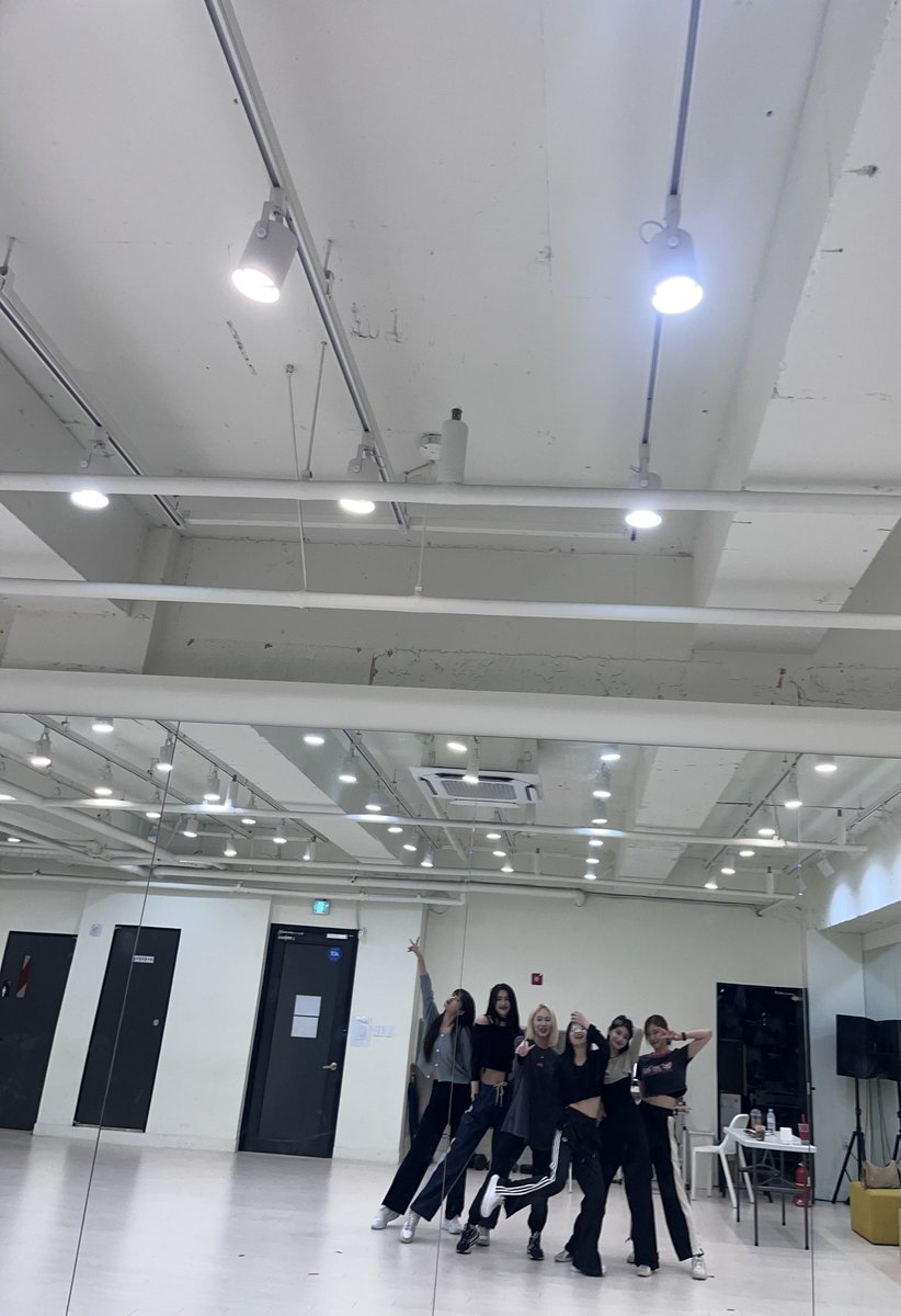 Miss Everglow OT6 pics 🥹❤️❤️