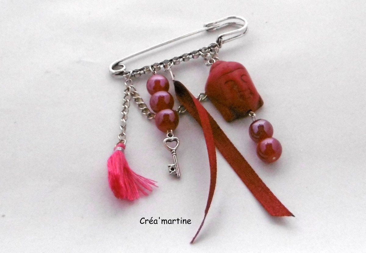 CreaFalip's tweet photo. Bonjour à tous, dans ma #boutiqueetsy : Broche épingle habillé en bordeaux, bouddha, pompon, perles en verre, ruban, strass, accessoire de vêtement, cadeau pour elle, fait main. https://t.co/uQw579vnNM #rouge #anniversaire #noel #chance #argent #non #ho https://t.co/yfjfwH84Qv