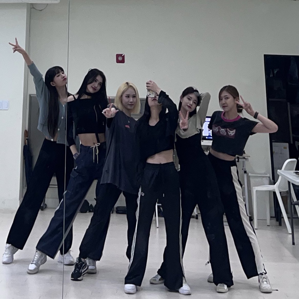 tamdungi's tweet photo. 👈🏻 this unnie is tearing up https://t.co/46LbzLIZHB