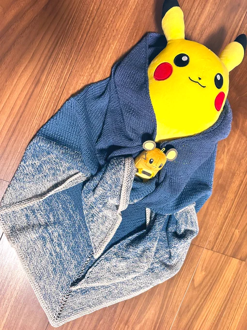 クソデカ三角ショールできた〜!! 段染め毛糸だったのでだんだん色が変わるのが楽しかったな #編み物