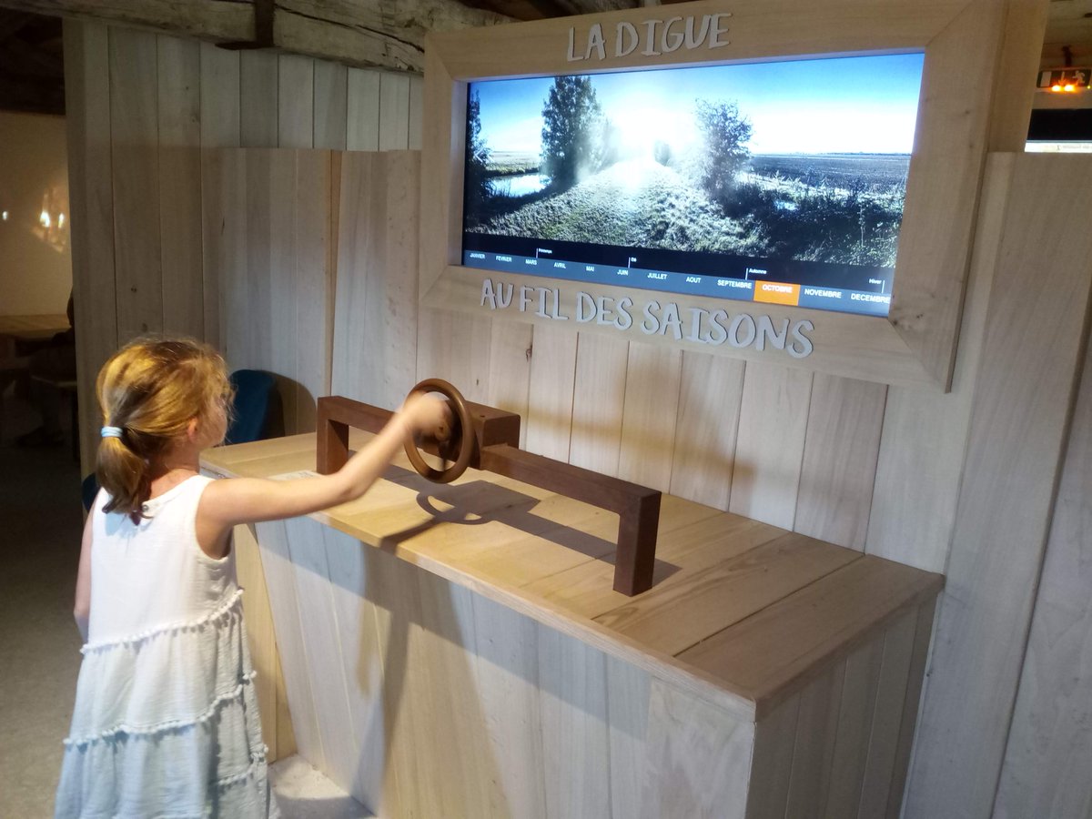 pmaraispoitevin's tweet photo. Découvrez l' #ecomusee de la Maison du Maître de Digues pour mieux comprendre les #paysages du marais 😉 Supports muséaux variés : vidéos, audios, photos, objets anciens, modules interactifs… Poussez la porte => https://t.co/Ll5e7PNoU9 #ValeursParc #Visite #ParcMaraispoitevin https://t.co/vmuiYuI8Fd