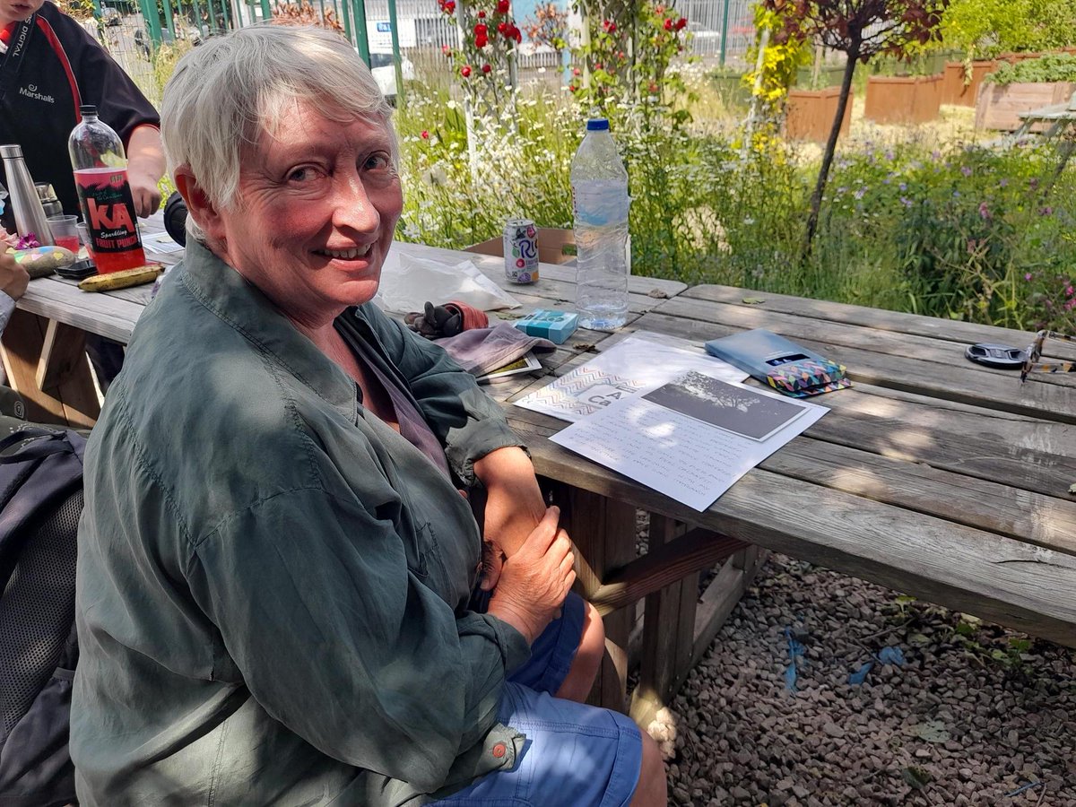 petrus_cmty's tweet photo. @gwenrileyjones joined us for photography and art sessions at Kirkholt Blooming Marvellous &amp; PIER Gardens. Gwen showed us how to get the perfect shot and develop our prints using chlorophyll techniques🌱Thank you to @The_RHS &amp; @Plot2PlateRoch for organising! 💙 @OpenEyeGallery https://t.co/IMmg3sfCFP