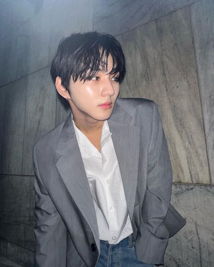 flawless poses, captured from perfect angles, accentuate the dashing appeal. nyang leader's magnetic charm commands the attention of all, enveloping every gaze in an instant spell. 🐈💕