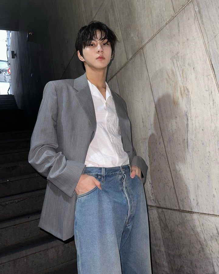 a captivating presence in a gray shirt. amidst the dim light, the radiance of charisma shines bright. 🐱📸