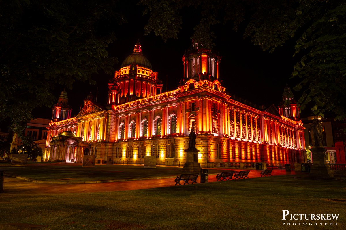 #Belfast City Hall looked superb last night with this red/orange mix of colour. @belfastcc @WeatherCee @angie_weather @barrabest @love_belfast @LoveBallymena @VisitBelfast @BelfastLive #Belfasthour @coolfm @Louise_utv @frank_broadcast
