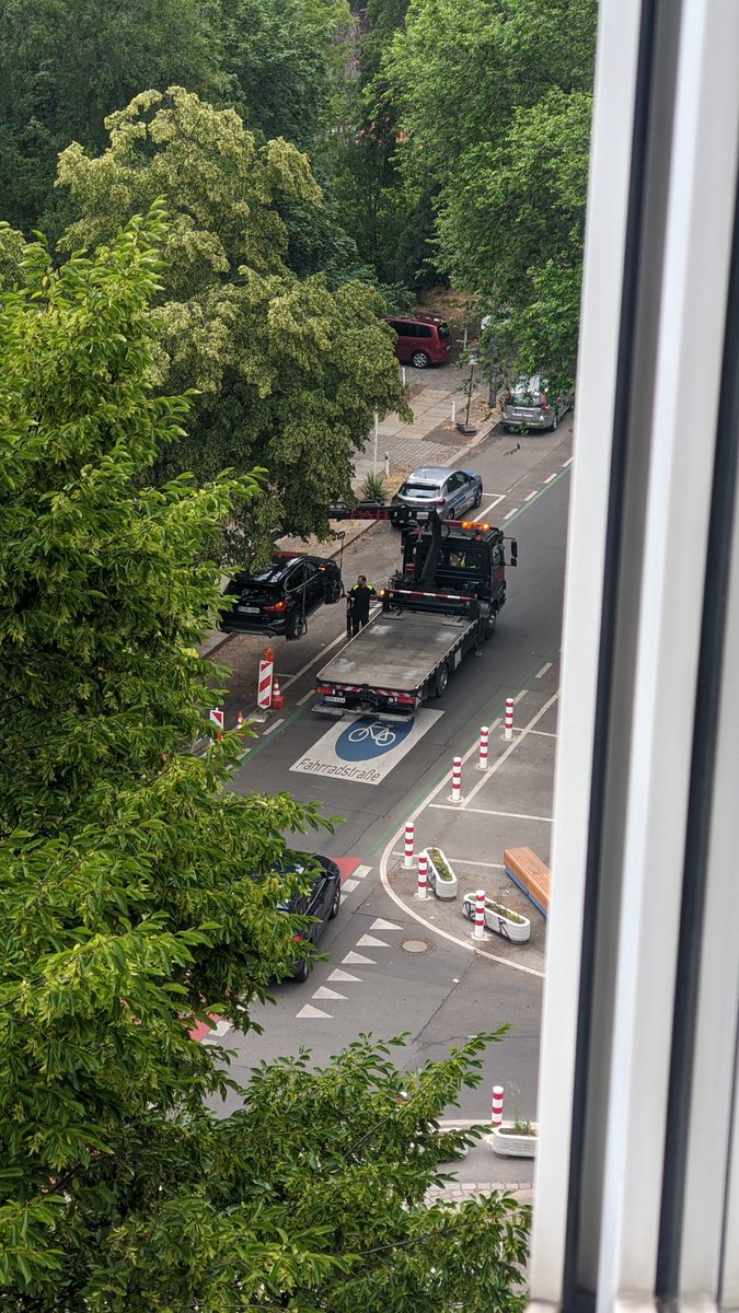silberjan's tweet photo. Tatort Triftstr: Ein Parkendes Auto wird abgeschleppt um die Fahrradstraße fertigzustellen.  Dieses Schwerverbrechen muss geahndet werden!!!11 @CDUBerlin_AGH @SchreinerManja https://t.co/vcTGibyVqx
