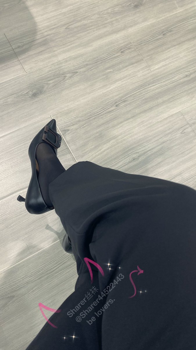 🎀找个没人的角落，翘个缝跑跑味，今天的黑丝袜穿厚了，脚底板都湿了，好酸🤭。 https://t.co/h56BndzXoq