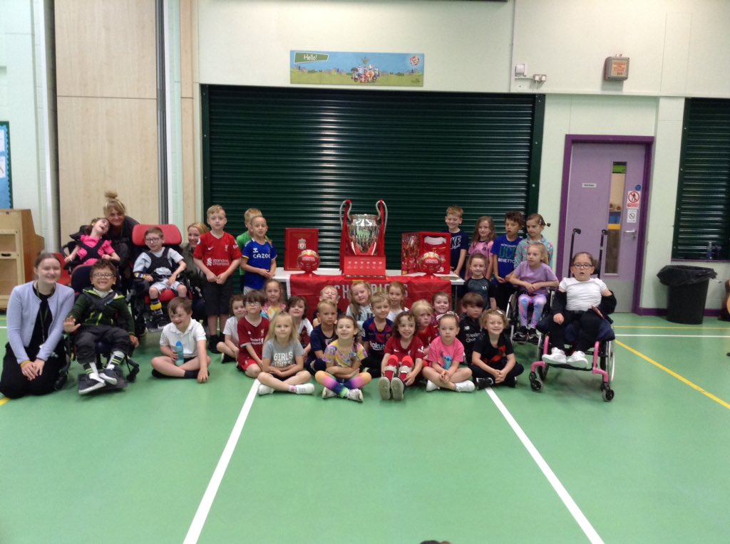 springwoodyear1's tweet image. Today 2 men from Liverpool Football Club came in to speak to us. We got to see the Champions League cup and learnt how to work together as a team. #swhsportsweek #swhpe #swhvalues