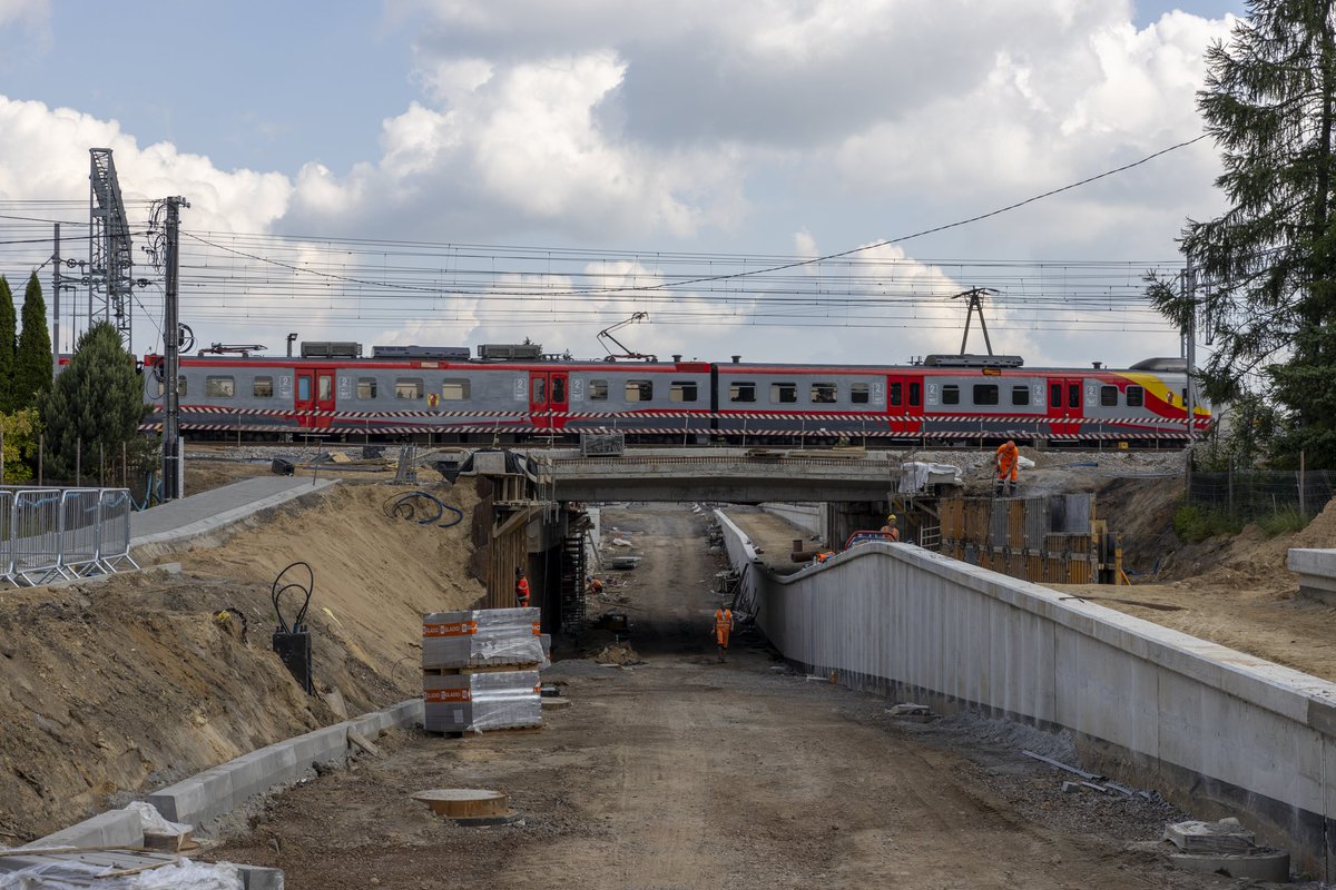 PKP_PLK_SA's tweet photo. W #Andrespol i #Gałków powstały wiadukty kolejowe. Dwa bezkolizyjne skrzyżowania zwiększą poziom #bezpieczeństwo w ruchu 🚄 i 🚗 na lk #Koluszki-#Łódź Fabryczna. Na obiektach są nowe tory i sieć trakcyjna. Pod wiaduktami kontynuowane są prace "drogowe". 👉 https://t.co/iQQh9JDo0m https://t.co/OMivJKCbTa