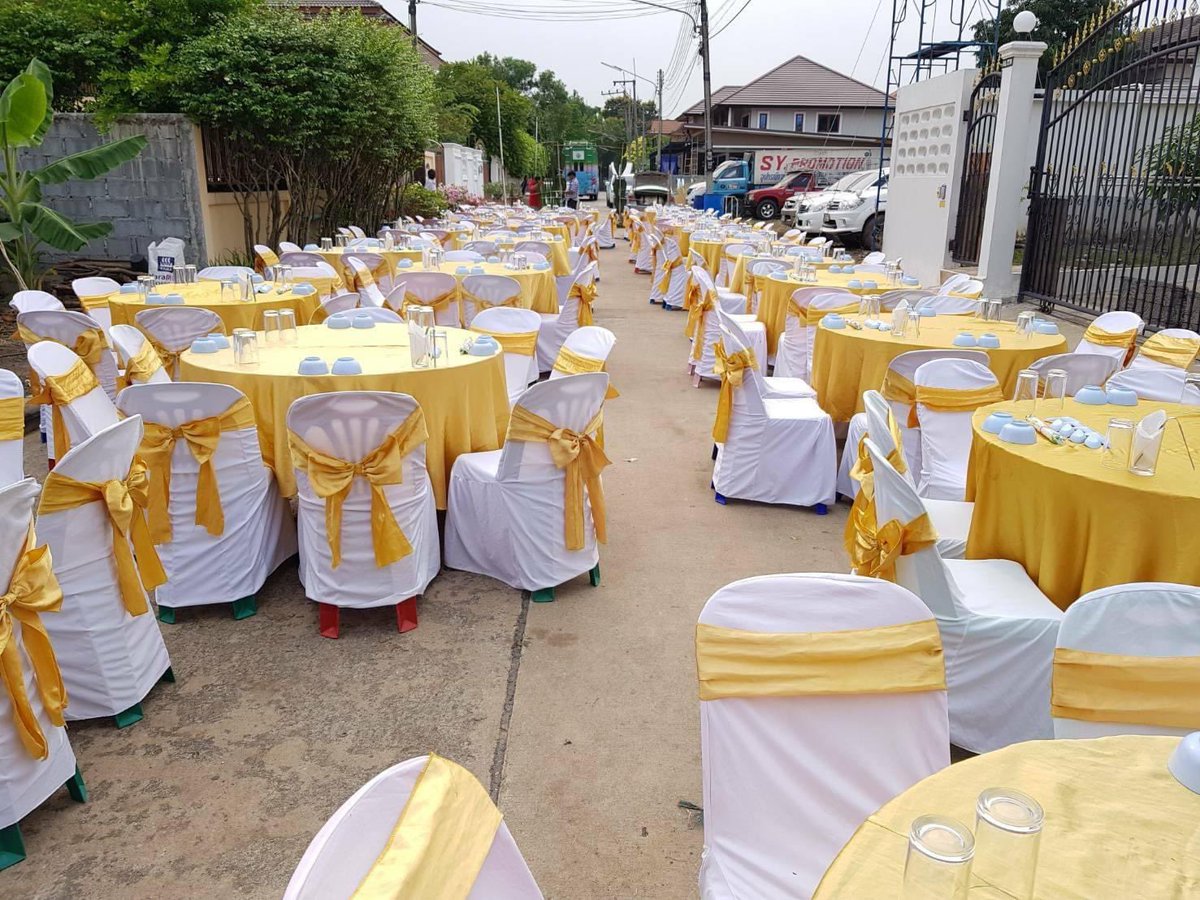 คลินต์ บาร์ตันตอนบอกไลล่าว่าจะจัดงานเลี้ยงวันเรียนจบให้ไลล่า

คลินต์: งานไม่ใหญ่หรอกลูก ญาติในไอโอวาไม่กี่คน

งาน be like