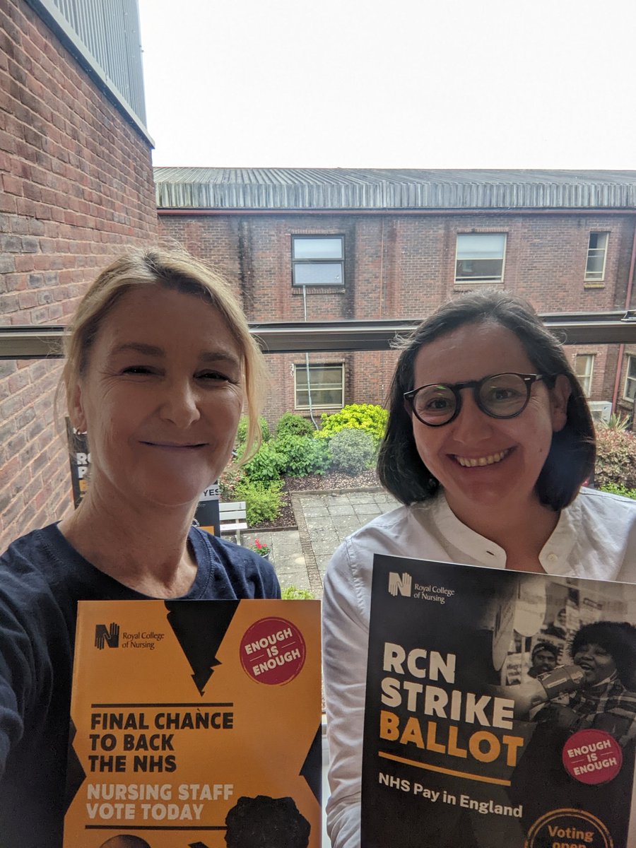 Adriana and I are here at East Surrey Hospital outside Three Arches restaurant. If any <a href="/theRCN/">The RCN</a> members have questions about the strike ballot come and talk to us. <a href="/SouthEastRCN/">South East RCN 💙</a> <a href="/sashnhs/">SASH NHS Trust</a>