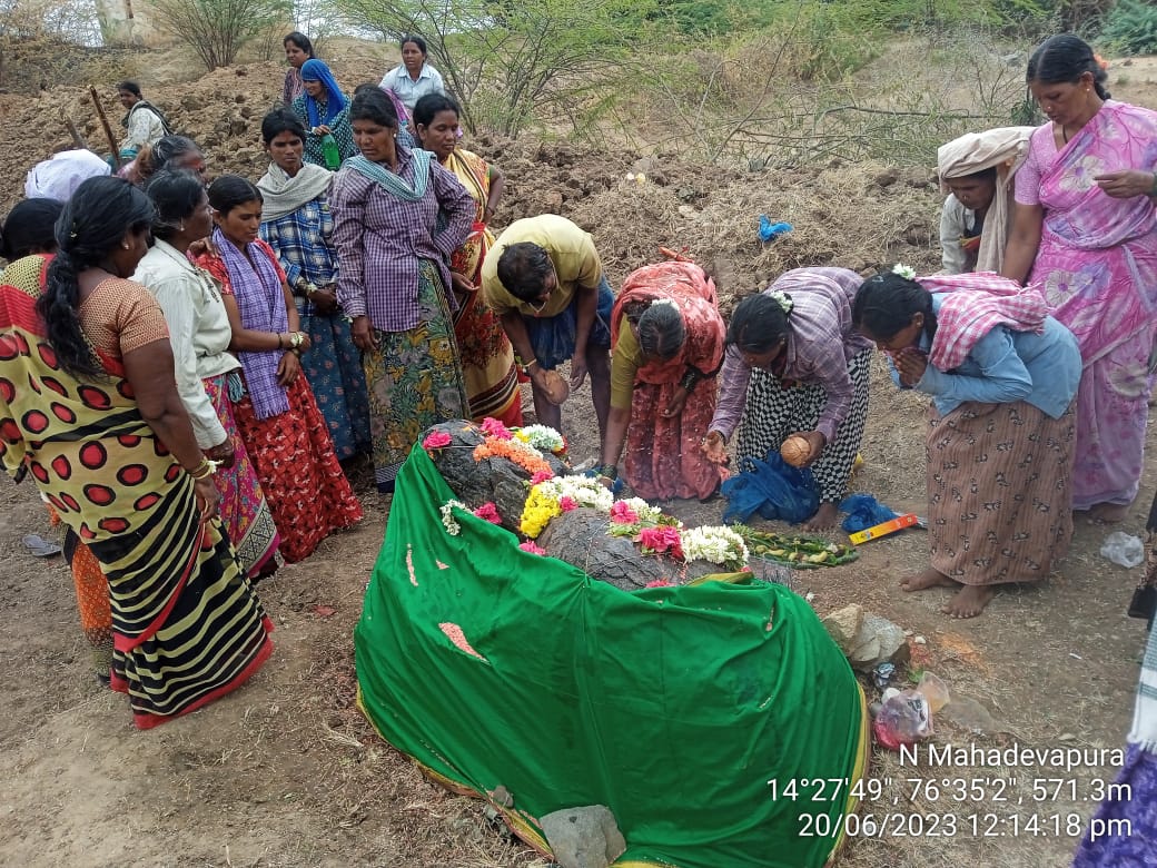 challakeretp's tweet photo. ನರೇಗಾ ಕೆಲಸದ ಸ್ಥಳದಲ್ಲಿ ದಾಸೋಹ ಸಂಭ್ರಮದ‌ ಮನೆಯಾದ ನರೇಗಾ ಕಾಮಗಾರಿ ಸ್ಥಳ.ಕಾಲುವೆ ಕೆಲಸ ಪೂರ್ಣಗೊಳಿಸಿ ಗಂಗಾ  ಪೂಜೆ ನಡೆಸಿ‌ ವರ್ಷಧಾರೆಯ ಸ್ವಾಗತಿಸಿದ ಕೂಲಿಕಾರರು. 
ಎನ್ ಮಹದೇವಪುರ ಗ್ರಾಮಪಂಚಾಯಿತಿ.
ಚಳ್ಳಕೆರೆ ತಾಲ್ಲೂಕು.
ಚಿತ್ರದುರ್ಗ ಜಿಲ್ಲೆ. https://t.co/nrbR8JTQfT