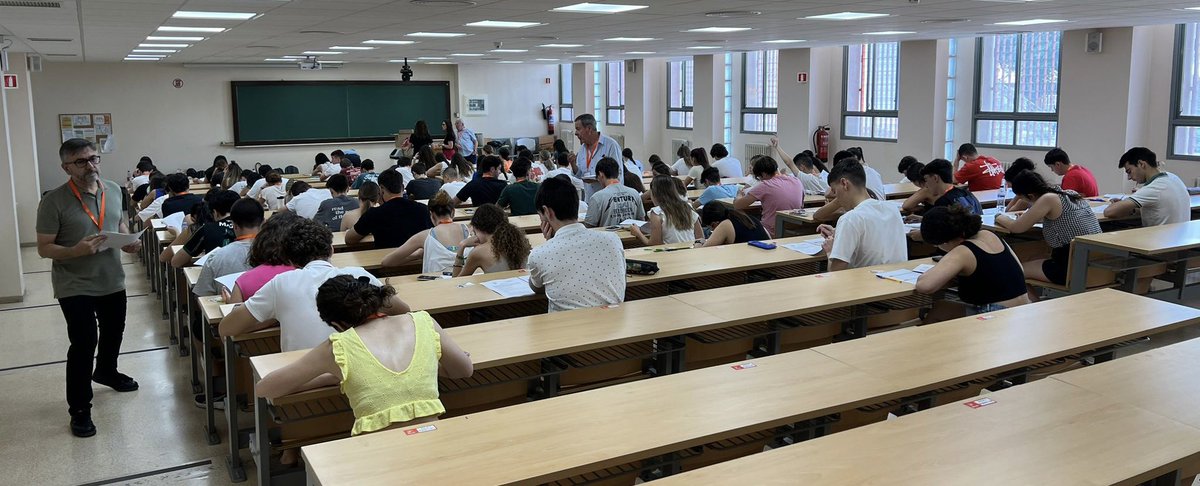OlimpiadaEconom's tweet photo. 🙌  En pleno desarrollo del examen de la #XIVOlimpiadaEspañolaEconomía @FceyeUs, 135 graduados de bachillerato concentrados al maximo durante toda la mañana. Los 5 primeros clasificados tendrán la oportunidad adicional de participar en la Olimpiada Internacional de Economía IEO https://t.co/h1ILcL9naO