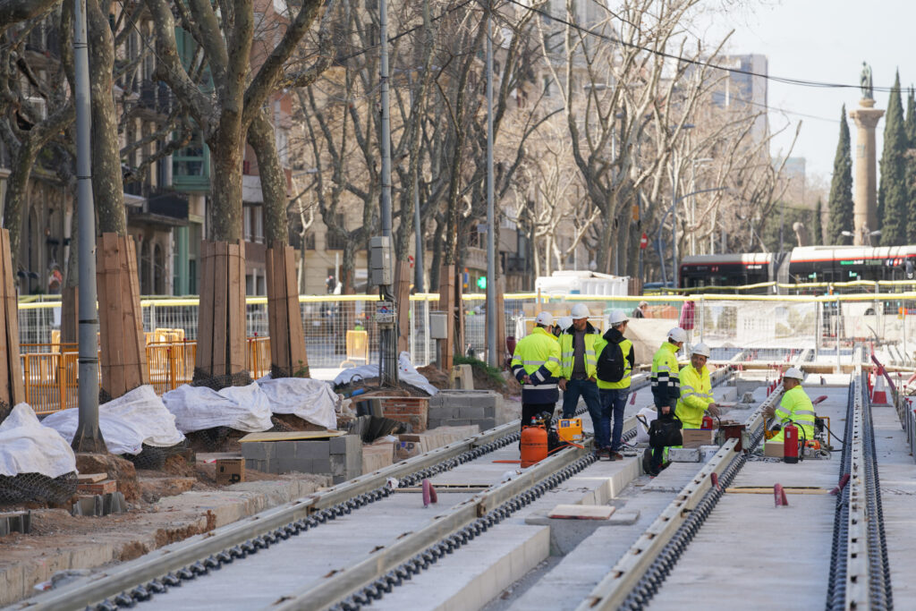 BCN_Mobilitat's tweet photo. 🚧 Afectacions a la mobilitat per les obres del tramvia  📌 al carrer Aragó, pel seu pas per c. Marina.
🗓️ Fins al juliol.

❕ Es passa de cinc a tres carrils.
✅ Es manté el carril bus.
🚲 La circulació de bicicletes no es veu afectada.

https://t.co/zZ5N3FxSG5 https://t.co/C28lcOWpFh
