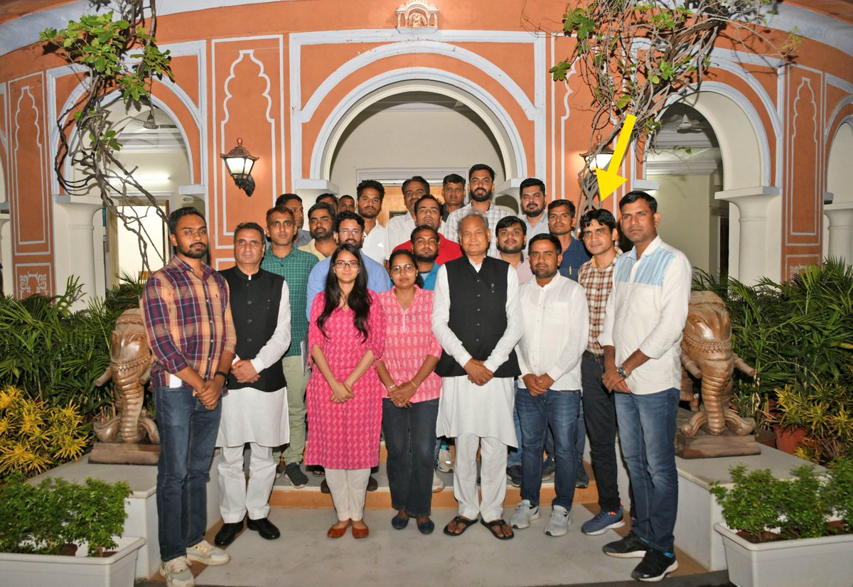 पशु चिकित्सा अधिकारी सहित अन्य चार भर्तियों को कोर्ट से बाहर निकालने से लेकर के साक्षात्कार तिथि जारी करवाने तक हर संघर्ष में साथ देने के लिए <a href="/TheUpenYadav/">Upen Yadav (मोदी का परिवार)</a> जी आपका धन्यवाद। 18 जून को पशुचिकित्सक भर्ती के संबंध में विस्तार से सुनने के लिए  मुख्यमंत्री <a href="/ashokgehlot51/">Ashok Gehlot</a> जी का धन्यवाद।