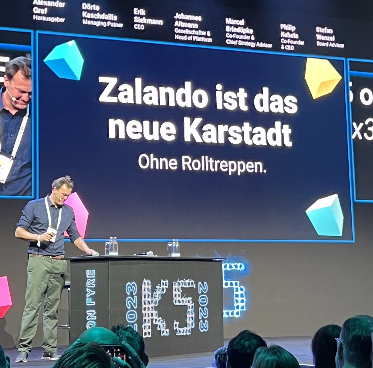 Beste These von <a href="/supergraf/">supergraf</a> auf der #k52023:

Zulande ist das neue Karstadt - ohne Rolltreppen.

An alle Kommunalpolitiker*innen in #Flensburg: wenn ihr glaubt mehr Parkplätze helfen dem Retail vor Ort - helfen dann Zalando auch mehr Parkplätze?