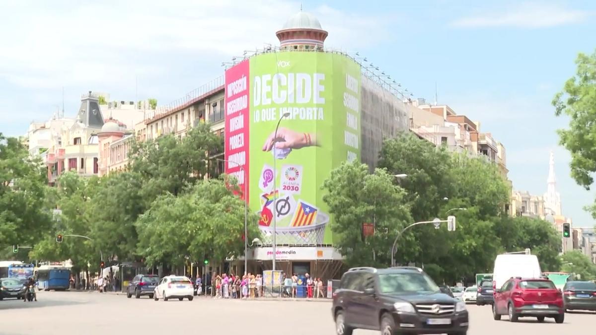 Rafael_Narbona's tweet photo. La lona desplegada por Vox en Madrid normaliza el odio contra las personas LGTBI, las feministas, los independentistas catalanes y la izquierda. No se diferencia de los carteles colgados por los nazis a la entrada de los comercios judíos. Decir que Vox es un peligro contra la convivencia democrática no constituye una exageración, sino la constatación de un hecho. Se ha juzgado a tuiteros por cosas menos graves. Si la ley no actúa ahora, será imposible confiar en la imparcialidad de la justicia.