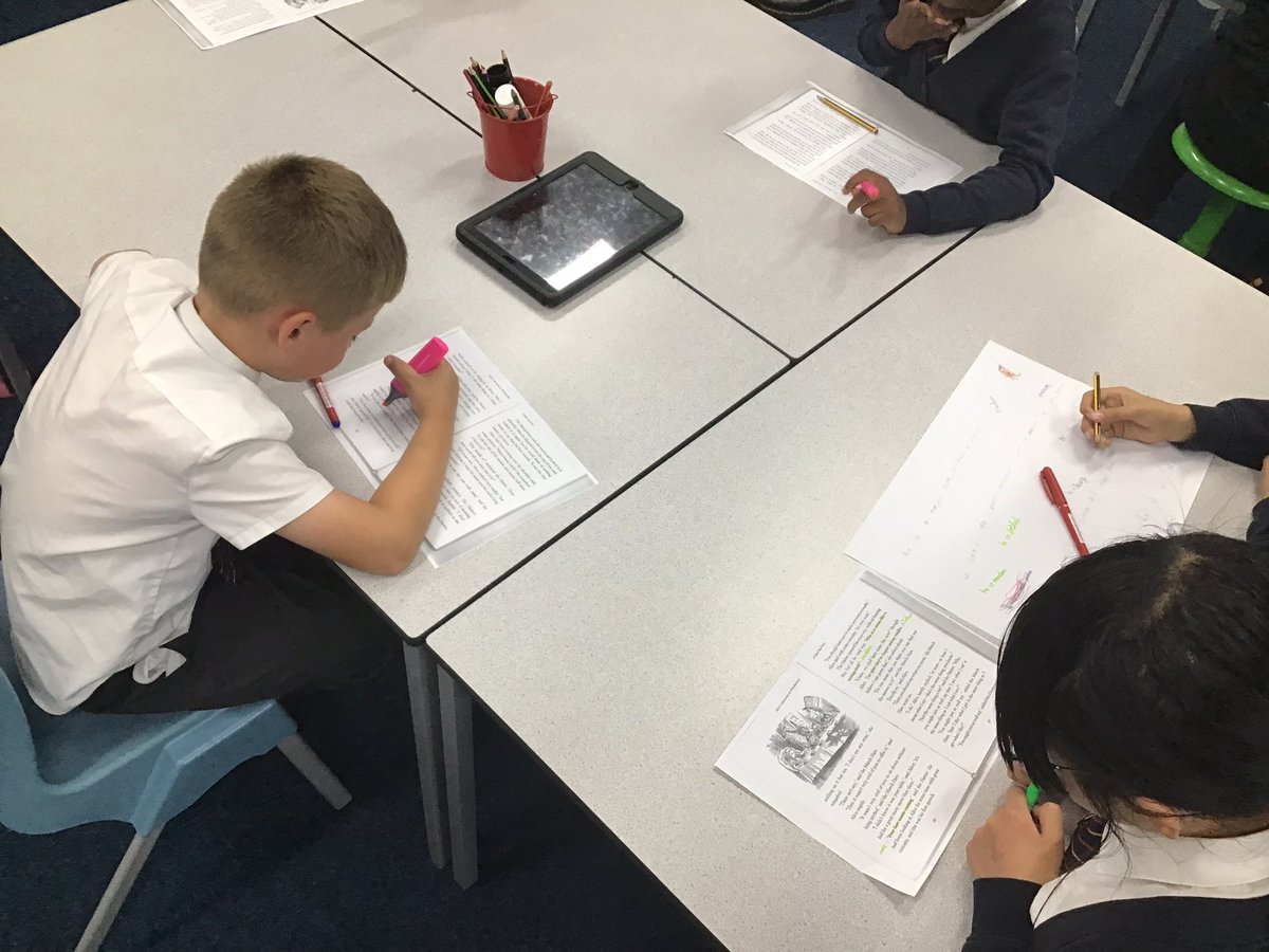 MRPAyear4b's tweet photo. Gathering vocabulary to describe the Queen and Mad hatter from Alice in Wonderland using images, video clips and reading extracts. https://t.co/VEvuDvBaaV