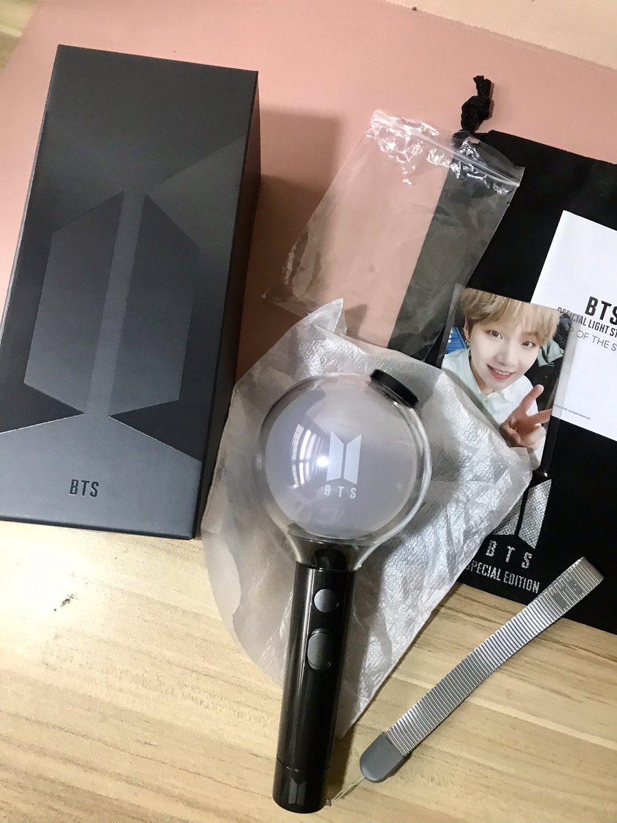 sweetdeonu's tweet photo. Help rt! Gcash giveaway! 

wts lfb ph onhand 

BTS Lightstick Army bomb MOTS SE 
1,850 plus sf / prio payo 

•Never used outside, unsealed but complete inclusions. Mint condition. NO ISSUES. 
•onhand and ready to ship. 

Dm for inquiries! 💜 https://t.co/zU0a4JBJDf