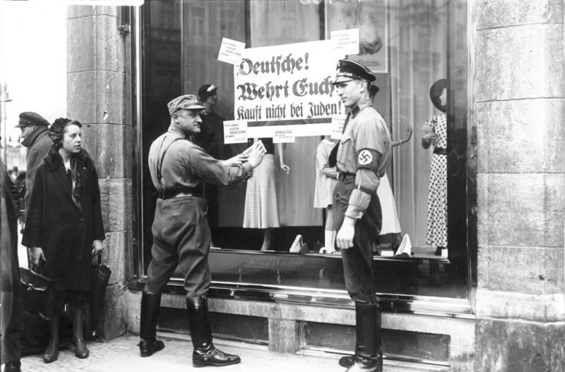 La lona desplegada por Vox en Madrid normaliza el odio contra las personas LGTBI, las feministas, los independentistas catalanes y la izquierda. No se diferencia de los carteles colgados por los nazis a la entrada de los comercios judíos. Decir que Vox es un peligro contra la