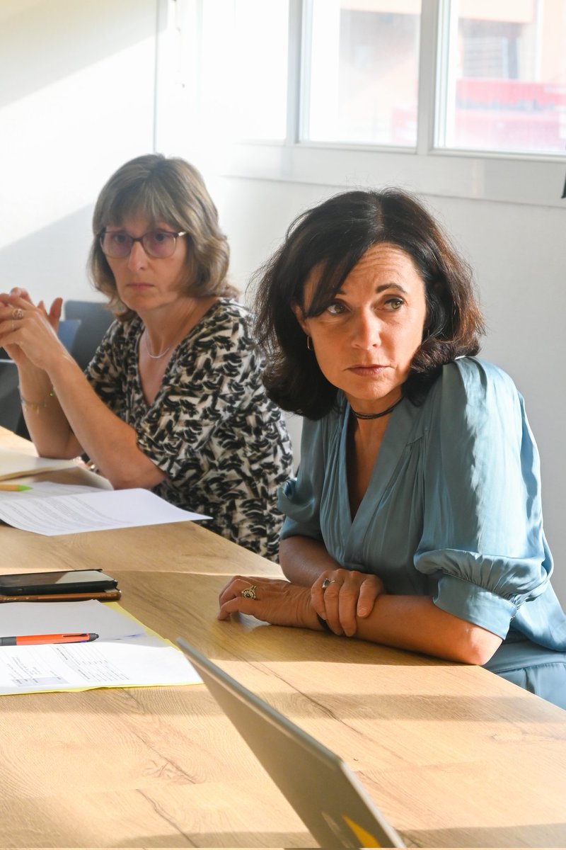 aclimoges's tweet photo. La rectrice @CDrucker_Godard échange avec les personnels du lycée @exupery87 au sujet de la réforme des lycées professionnels, du bureau des entreprises et du pacte ainsi que de l'ouverture d'une nouvelle formation au sein de l'établissement 🚚 https://t.co/hABW3xEnL5