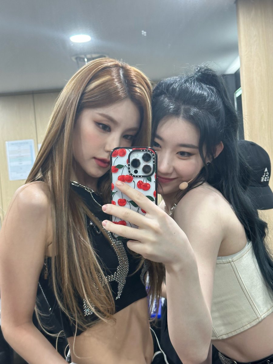 HWANG YEJI AND LEE CHAERYEONG FROM ITZY