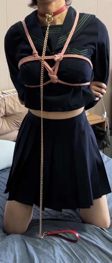 Hugo25918217's tweet photo. “紧缚JK”：
指穿了jk制服，绑了一个乱七八糟的胸绳
有一点点被自己涩到 https://t.co/twFEQjZThW