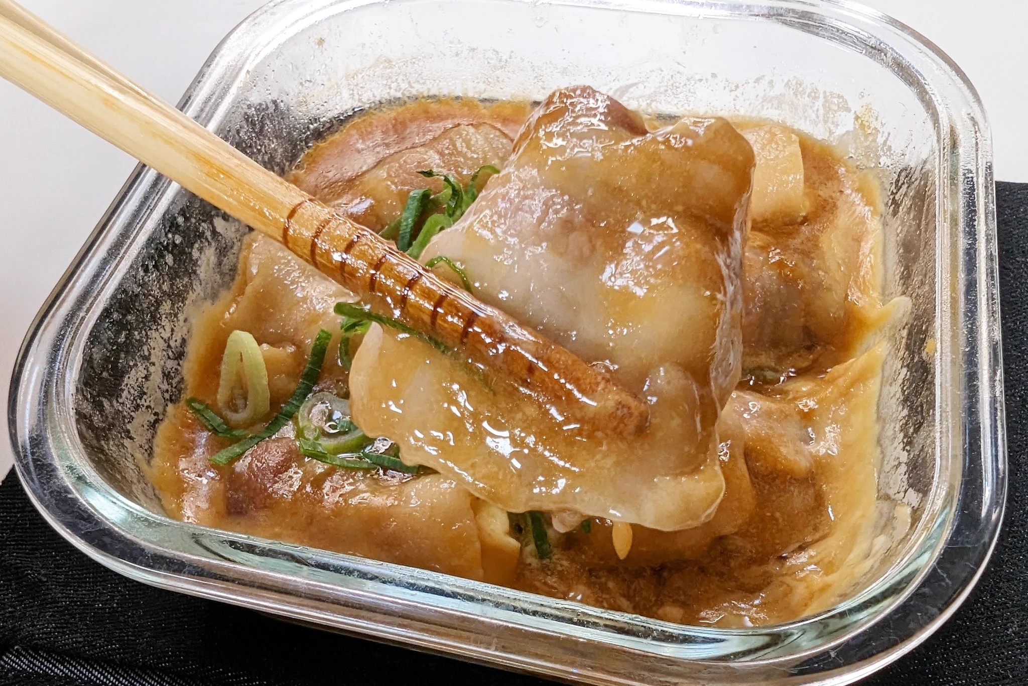 忙しい時にこそ作って食べてほしい！電子レンジで完結「角煮風チーズ豚バラ」。