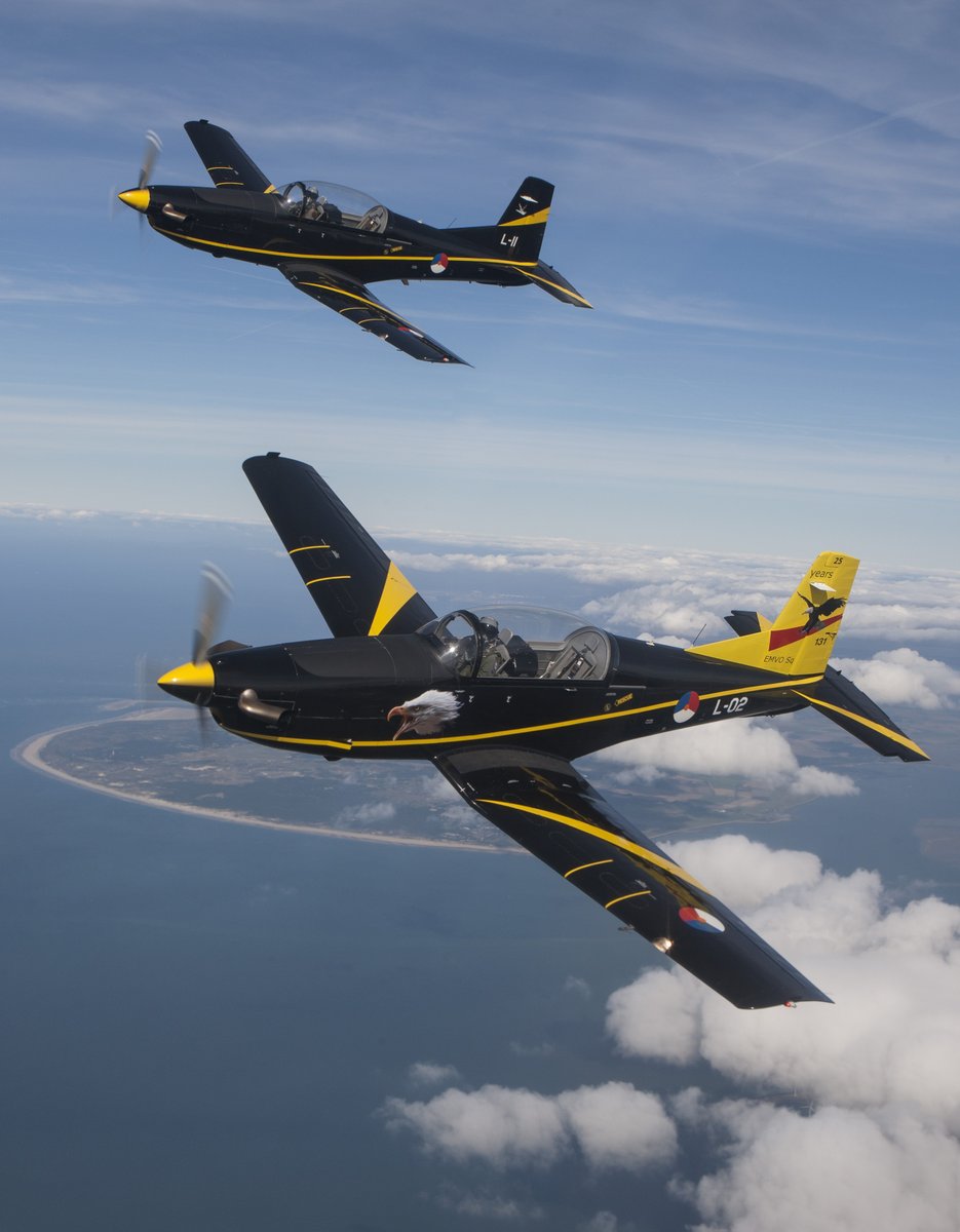 Kon_Luchtmacht's tweet photo. Vanmiddag vliegen een PC-7, Spitfire, F-16 en 2 F-35's een formatie tussen de Biesbosch en Nijmegen, om foto's te maken van deze bijzondere samenstelling. #watvliegter @gem_Nijmegen https://t.co/RCnKyCF73l