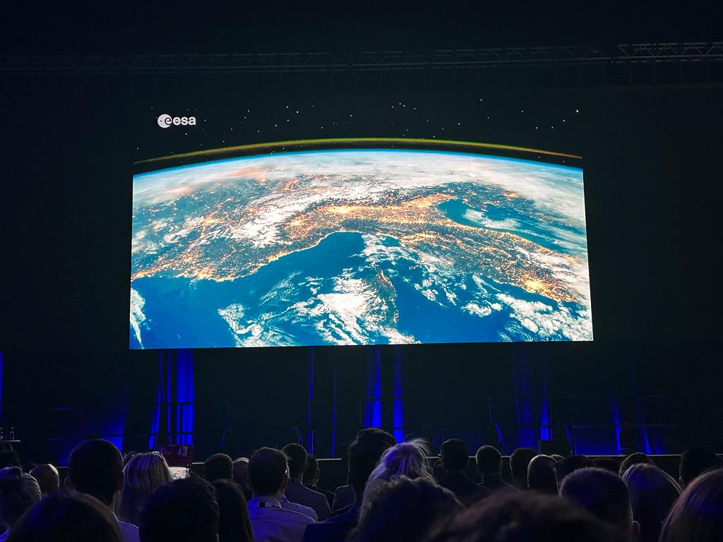 mandantUK's tweet photo. Prepare for liftoff as Tim Peake lands on the #CoupaInspire keynote stage, delivering a stellar blend of inspiration and awe that will leave us all starstruck.
#Inpsiration #Innovation @CoupaPartners https://t.co/mb22MAXfFh