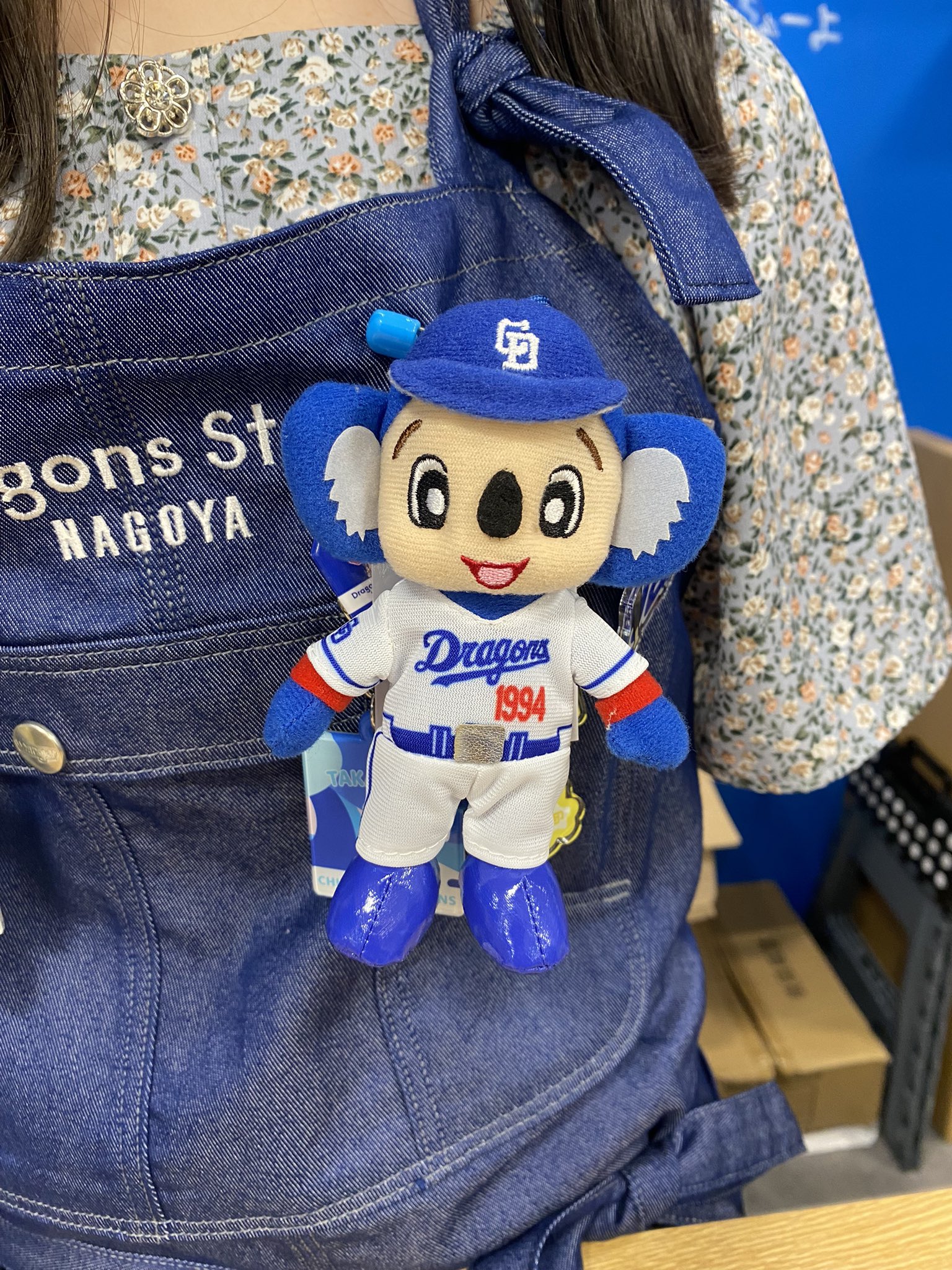中日ドラゴンズ　ドアラ　ユニフォーム　タオル　ぬいぐるみバッジ ドアラとぬいぐるみハンドタオル | 中日ドラゴンズオフィシャル