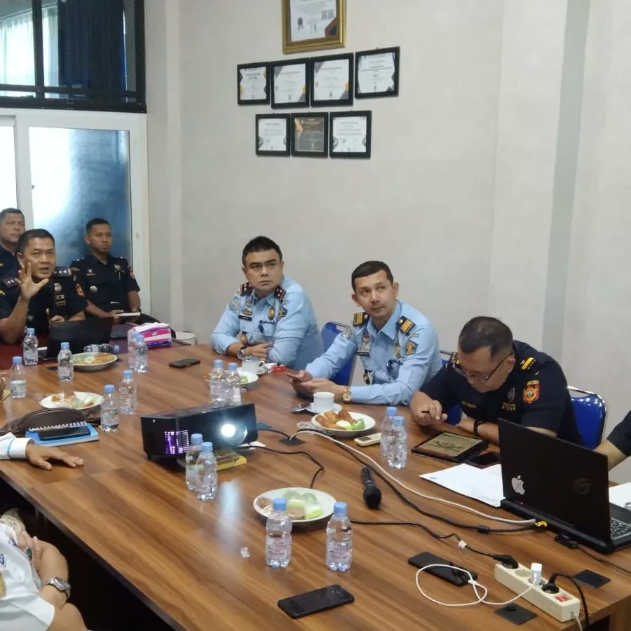 BKIPM_Langsa's tweet photo. #onehealthkipm Menghadiri acara Implementasi Ekosistem Logistik Nasional di Kantor KPPBC tipe C Bea dan Cukai Langsa bersama KSOP, Pelindo, Imigrasi Langsa
#KKPThrive 
#MenteriKKP 
#MenteriTrenggono 
#BKIPM https://t.co/j9Ta8LCH1r