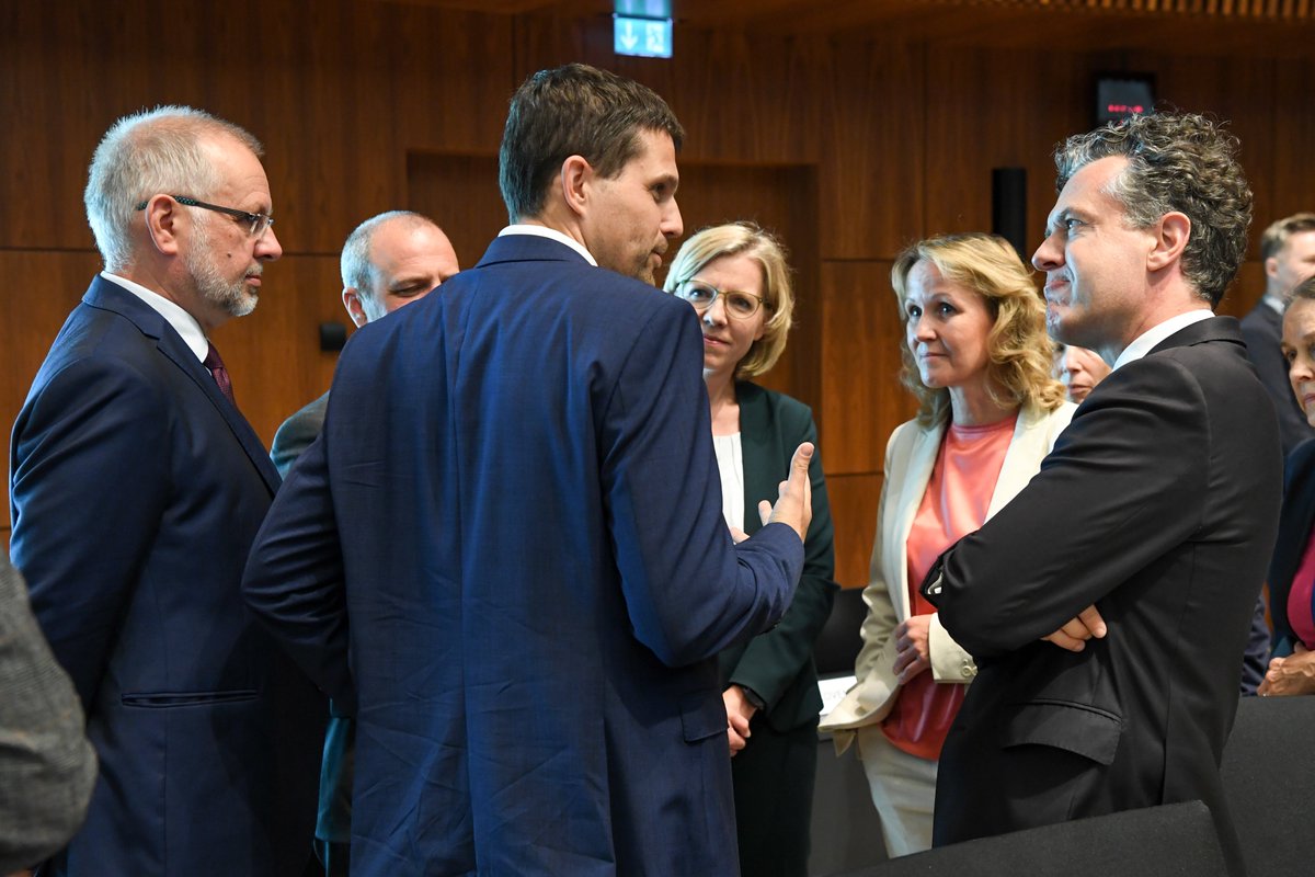 Environment Ministers are meeting in Luxembourg. Czechia 🇨🇿 is represented by Minister @hladikpe. Agenda: 📌 CO2 emissions for heavy-duty vehicles 📌 air quality 📌 VAT for recycled products 📌 nature restoration law ℹ️: europa.eu/!gjnkjh 🎥: europa.eu/!j3MvpH