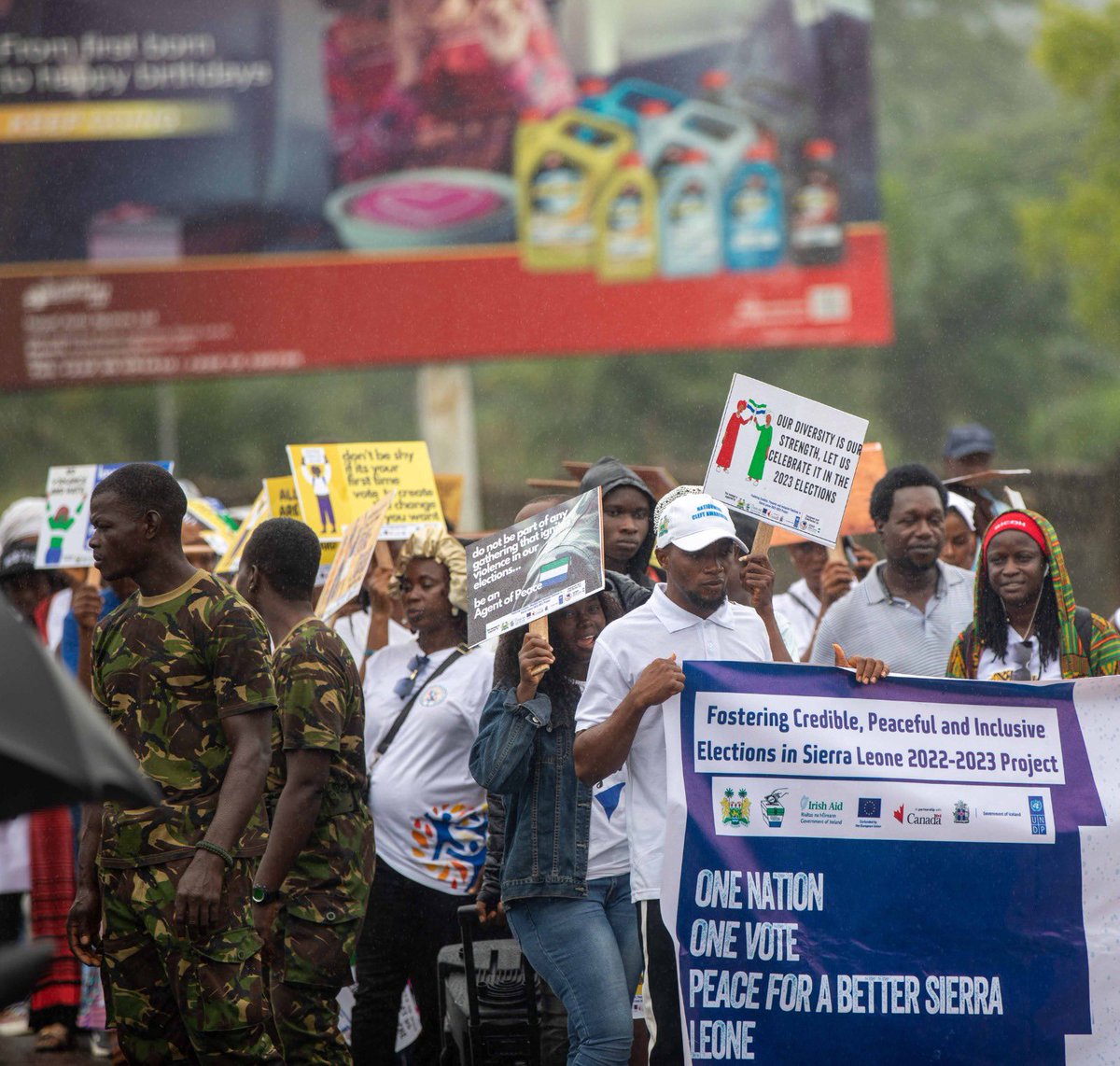 SendSierraleone's tweet photo. Supported by @UNDPSierraLeone @ECsalone @IrlEmbFreetown @EUinSierraLeone @CanadainSL @Irish_Aid,the voices of women,youth &amp; PWDs in 🇸🇱 were heard by political parties &amp; EMBs as we staged a peace parade,town hall meeting &amp; soccer match calling for a peaceful &amp; inclusive elections https://t.co/PJnSe2LyLc