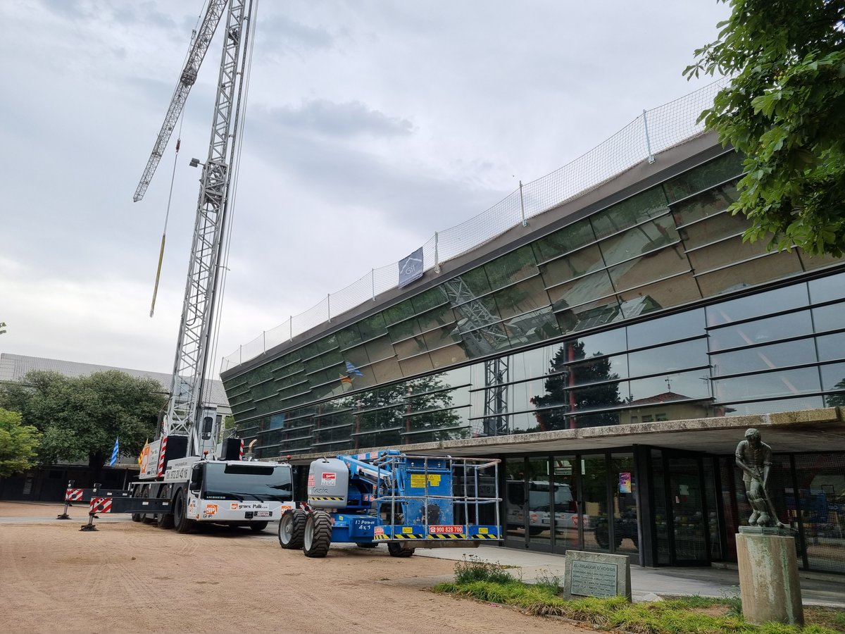 ajSantHipolit's tweet photo. 🚧 S’han iniciat les obres a la coberta del Pavelló 2, que consisteixen en el doblat de xapa de la coberta per la posterior fase de col·locació de #PlaquesSolars☀️.
Treballant per millorar #SantHipòlitDeVoltregà
#PavellóMunicipal #SanHi #SHV #SantHipòlitDeVoltregà 💚 https://t.co/AfGcSdeENY