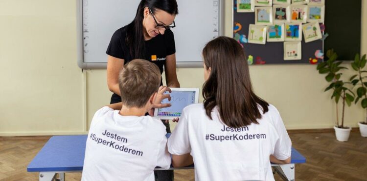 RzecznikOrange's tweet image. „Moc działania razem” -  pod tym hasłem @fundacjaorange przyjęła 140 szkół do programu #MegaMisja  i 140 szkół do #SuperKoderzy. Uczniowie i uczennice z całej Polski, od  września będą wzmacniać zdrowe nawyki cyfrowe, współpracować i działać  zespołowo biuroprasowe.orange.pl/informacje-pra…