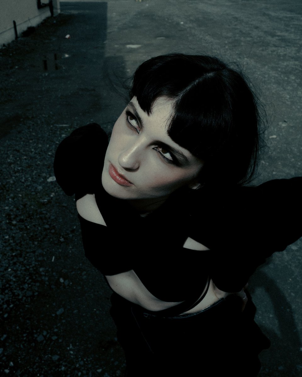 .<a href="/LuciaBestBoys/">Lucia & The Best Boys</a> shares deliciously dark goth-pop burner 'So Sweet I Could Die' - "imprisoned in a stone circle of mirrors, we play with the double edged sword of infatuation..."

clashmusic.com/news/lucia-the…