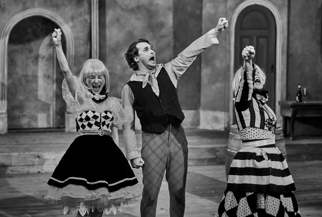 Theater muss bleiben! Hier wird die Revolution geprobt... MIRANDOLINA eröffnet die Spielzeit 2023 am Samstag den 24. Juni 20h gehts los. Der Hexenkessel brodelt wieder, dank aller Unterstützender! 
Erst die Liebe, dann das Geld?
Volare! <a href="/BA_Mitte_Berlin/">Bezirksamt Mitte</a> <a href="/StefRemlinger/">Stefanie Remlinger</a> <a href="/katekatzi/">Katja Zimmermann</a>