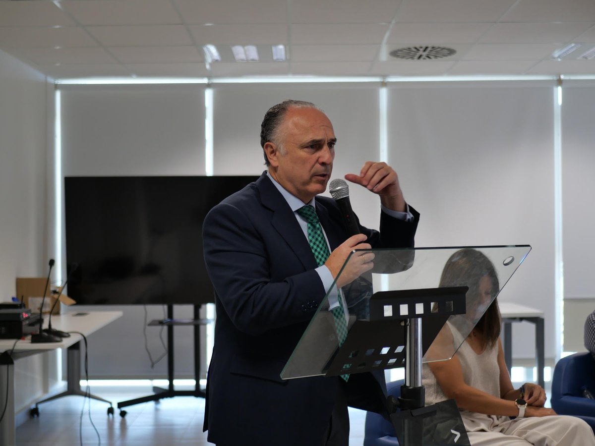 AgroBank_CABK's tweet photo. Hoy ha tenido lugar el 3r #AgroGo en Almería "Aguas regeneradas, desaladas y economía circular y eficiencia energética".

Con la inauguración de la jornada del presidente de @CTTecnova, José Luis Estrella y el delegado territorial de Agricultura, Pesca, Agua y Desarrollo Rural de la @AlmeriaJunta, Antonio Mena Rubio. 

Además, en la mesa redonda ha intervenido José Antonio Fernández (@FedRegantesAL), José Caparrós Segura, Joaquín Soriano (@ikos_tech) e Isabel Oller (@psaciemat). 

@JuanIgZafra, DT de Andalucía de CaixaBank, ha sido el encargado de la clausura de la jornada. 

#AgroEvents