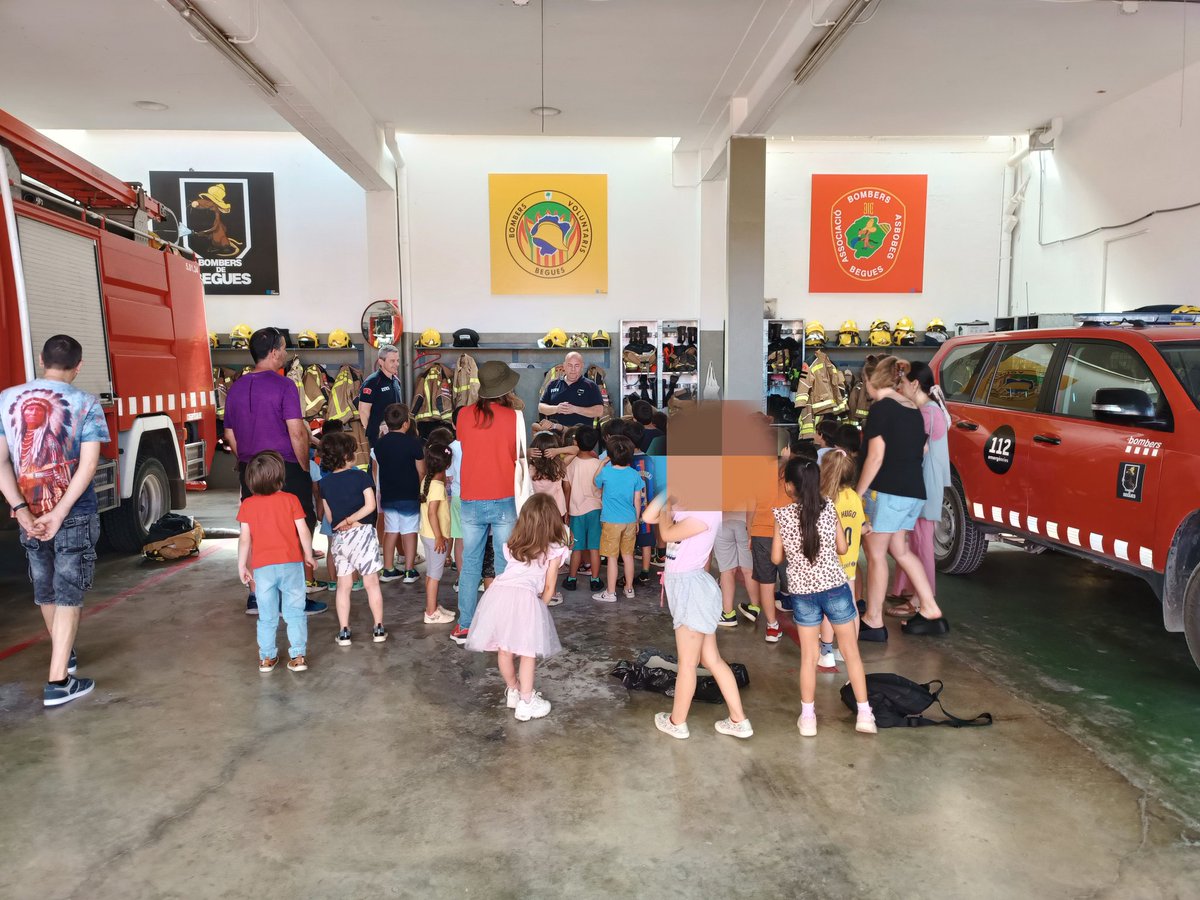 BBVVBegues's tweet photo. 14/06/23 Tenim una visita de 47 nens, entre 5 i 6 anys, del col.legi Sant Cristòfor de #begues.
Intervenen:
🚒#bomberscat
Recorda! si➡️👀⬇️ @112
🔥🌪️❄️⚡💦💔➡️☎️➡️1️⃣1️⃣2️⃣ https://t.co/jLg9OILVQF