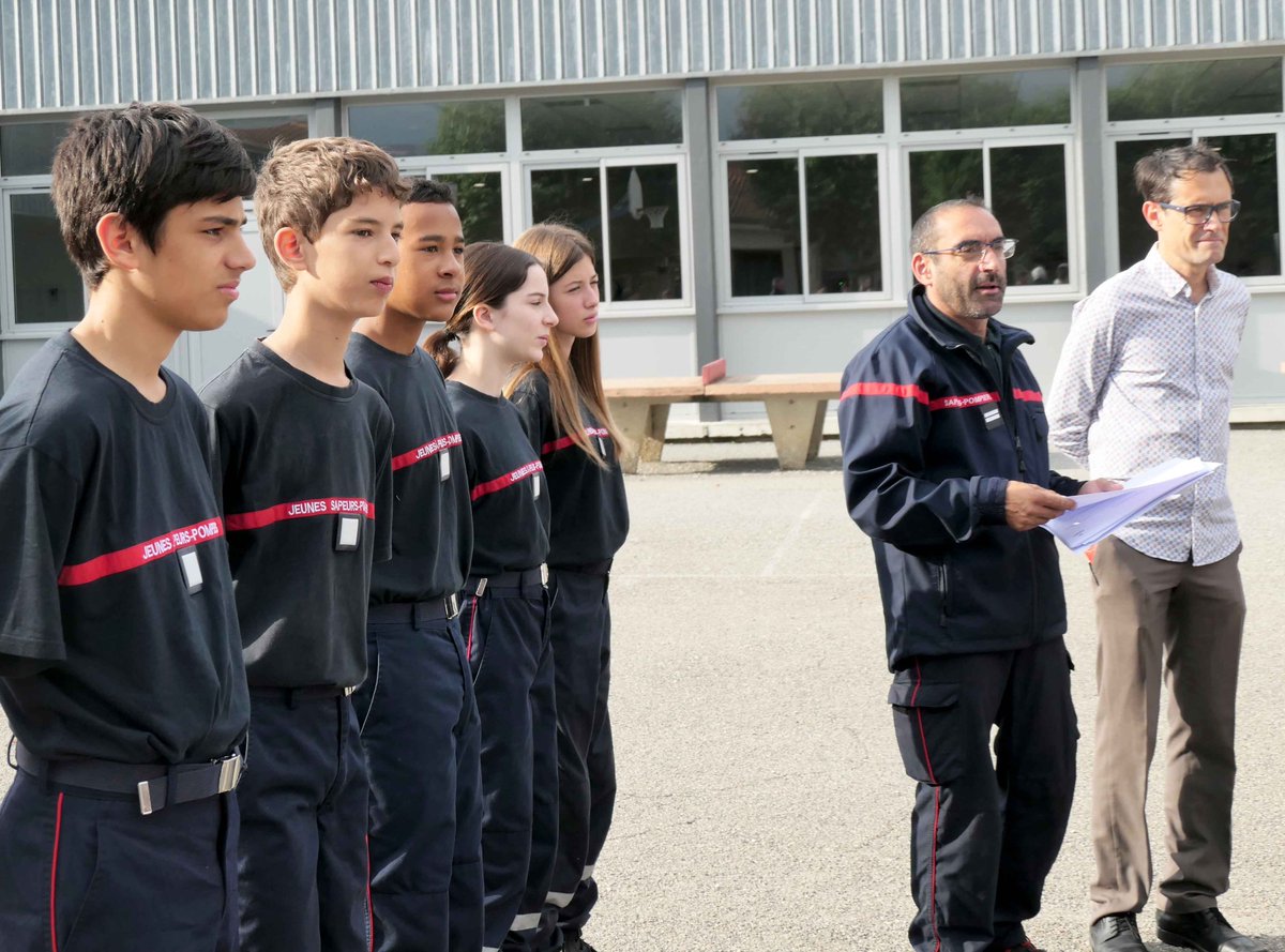 [#prevention - #college]🧒👨‍🚒
Ce matin, Cedric Vaissières, conseiller départemental du <a href="/tarnetgaronne82/">Département de Tarn-et-Garonne</a> remet les diplômes à 190 élevés de 4ème du collège Pierre Darasse qui ont bénéficié d’une formation de Prévention et de Secours Civique  #PSC1 <a href="/sdis82/">SDIS 82</a> #jsp #pompier <a href="/Udsp82/">UDSP 82</a>