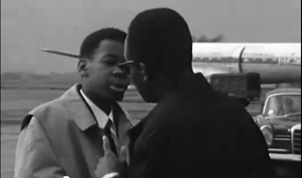 benbabunga's tweet photo. CE JOUR-LA... 20 juin 1973, lettre du Président Mobutu à son enfant, Jean-Paul Niwa (aîné de la famille, né en 1955 et mort en 1994). A cette époque, Niwa fait ses études en Belgique. Il deviendra, quelques années plus tard, Commissaire d’Etat (ministre) à la Coopération.

Cette lettre est devenue virale vers les années 80, lorsqu'elle avait été reprise par Jean Nguza Karl-I-Bond, dans son livre. 50 ans après, les mots utilisés par le Maréchal Mobutu dans cette lettre restent vivaces :

==========
Kinshasa, le 20 juin 1973

Fils bien aimé Jean-Paul,

Je crois que tu comprends maintenant les raisons de mes préoccupations ces jours derniers, avec ce qui s'est passé récemment. Tu es déjà à l’âge de comprendre certaines choses et même plus, surtout pour la vie de celui que tu as connu comme père et dont les premiers ennuis et soucis ne sont pas seulement d’ordre familial.

Tes reproches au téléphone et tes inquiétudes dans les lettres sont évidemment bien fondées, mais il y a de ces choses dont tu ne peux comprendre la portée et les exigences de la vie comme celle que nous menons, j’entends par là cette vie politique, nous oblige parfois certains sacrifices énormes pour survivre toujours et toujours davantage. 

Je joins à cette lettre quelques clichés relatifs aux événements de la dernière conspiration et sur lesquels tu peux reconnaître et distinguer des personnes qui s’acharnent à la disparition de notre clan et surtout de cette œuvre que je compte laisser à travers l’histoire, autour de notre nom, ton nom, dont tu es l’unique et responsable dépositaire.

Sache qu’ici-bas, au niveau où sommes arrivés, nous avons beaucoup plus d’ennemis que d’amis. Même ceux en qui j’avais confiance, et qui sont même proches de la famille dont tu n’ignores pas le comportement, nous trahissent soit directement, soit indirectement dans tous leurs agissements. Toute la haine dont des milliers de personnes nous portent, ils en sont en grande partie les générateurs. C’est pour cela que je t’avertis en espérant que l’âge que tu as maintenant et les événements que nous vivons te le feront comprendre, de rester très prudent dans tes contacts avec les membres proches du clan, ce qui se lit sur le visage n’est pas toujours le reflet de ce qui se passe dans le cœur. Je te recommanderai plutôt, car nous n’avons pas que seulement d’ennemis, de garder certaines relations sans crainte avec la famille du "grand Papa B". 

Les ancêtres n’ayant pas encore décidé de notre sort, nous pouvons regarder l’avenir avec confiance sans toutefois oublier que le danger nous guette et qu’il est permanent. Je compte sur toi pour surmonter les événements avec calme et espère que tu écoutes les conseils de notre ami Dessaert.

Réconforte mamie et la famille du premier cité. Je t’appellerai demain dans la soirée. Courage. Je t’embrasse.

Papa