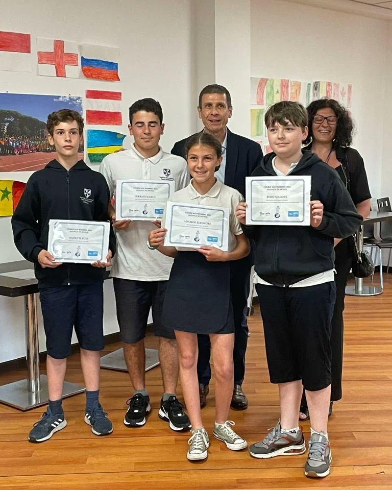 InstitutRome's tweet photo. 🧮 Sous la houlette de leurs professeurs de Mathématiques les élèves de l'#ISD se sont brillament illustrés aux #OlympiadesDeMathématiques et à #LaCourseAuxNombres en occupant les premières places de la Zone Europe du Sud-Est ! 

#ZESE #AEFE #Odyssey https://t.co/o4AKTW3bdI