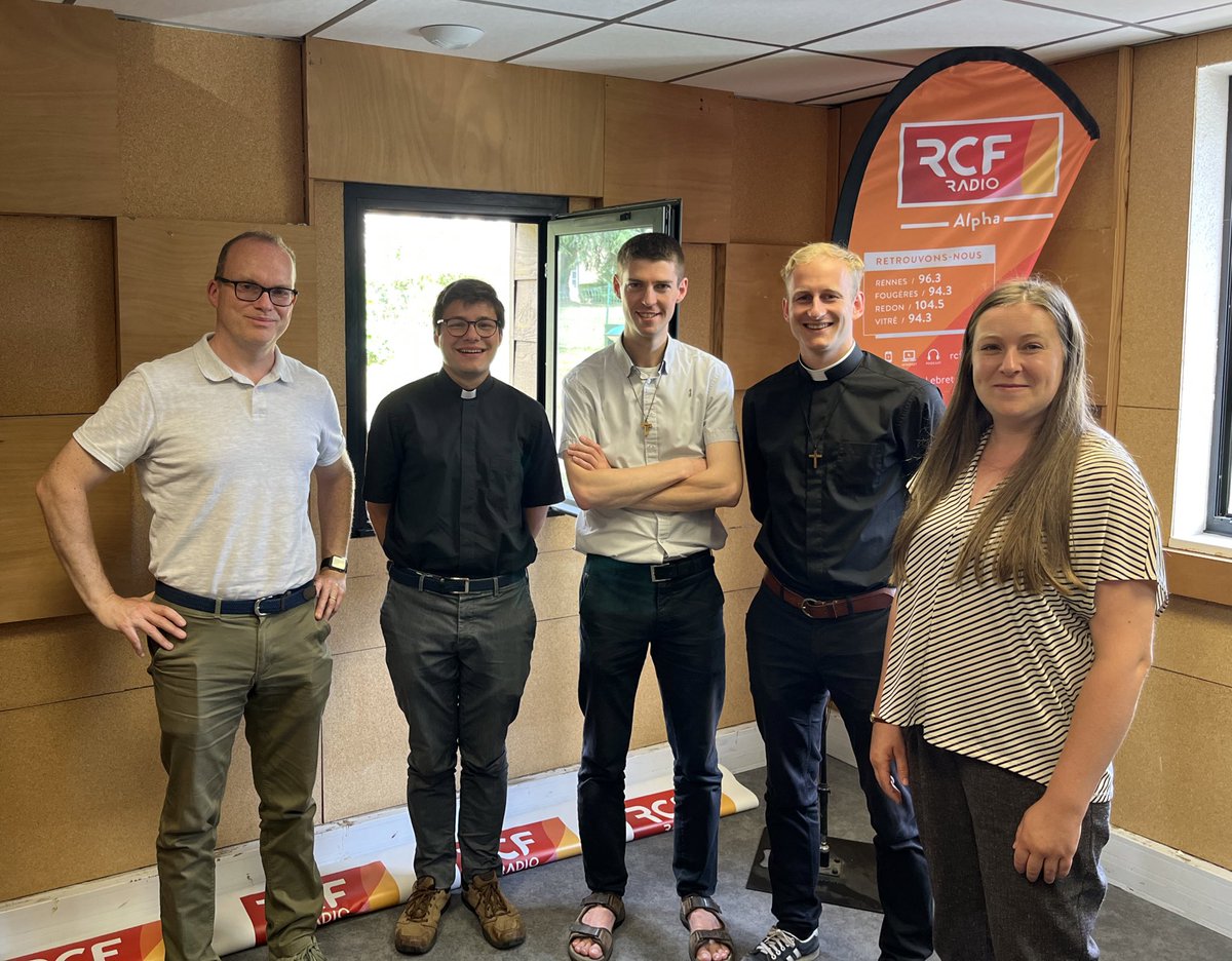 DioceseRennes's tweet photo. Ce matin rencontre exceptionnelle autour de Pierre, Loïc et Hubert, qui seront ordonnés prêtre dimanche à 15:00 en la Cathédrale de #Rennes. Une émission co-animée par @RCFAlpha et @ouestfrance35 avec @CecilePollart et @PSimonOF. À découvrir demain à 19:30 sur #RCFAlpha 📻 https://t.co/8kl1VYgIuC
