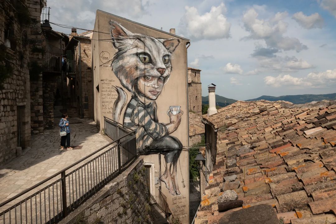 #Streetart: 'Wild Child' by #Hera @ #Civitacampomarano, Italy, for #CVTAStreetFest
Photo by Ian Cox
More pics: barbarapicci.com/2023/06/20/str…
#streetartCivitacampomarano #streetartItaly #arteurbana #urbanart #murals #muralism #contemporaryart #artecontemporanea #herakut @alicepasquini