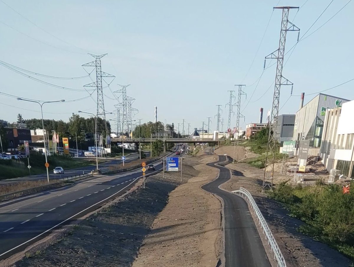 Vantaan Varistossa kehä3:n varren jalankulun ja #pyöräily’n väylä on. valmistunut. Miten ihmeessä tälläinen kiemurashikaanisuunnitelma on voinut läpäistä mitään laadunvalvontaa <a href="/vaylafi/">Väylävirasto</a> ja <a href="/VantaanKaupunki/">Vantaan kaupunki</a>? Miten #pyöräliikenne’suunnitteluohjeen noudattaminen unohtui? / Henni